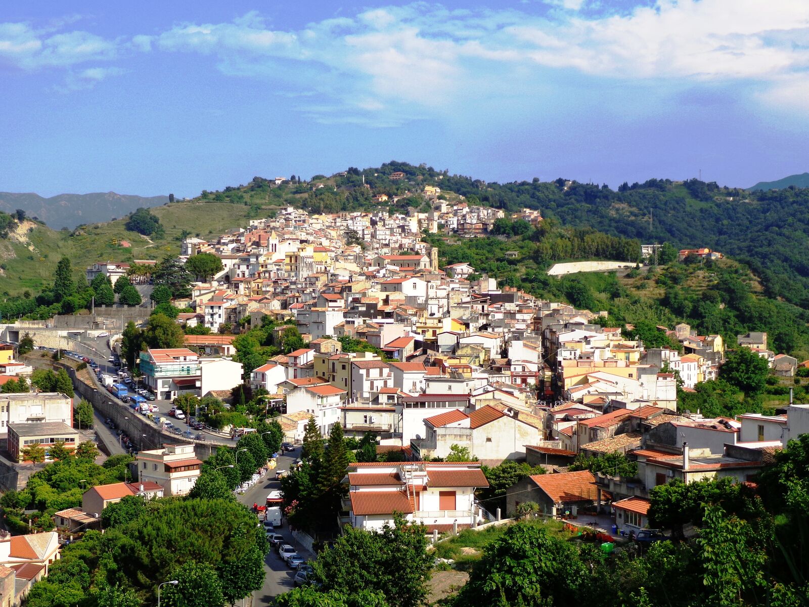 Veduta di San Pier Niceto, tra le colline e il mare della Sicilia